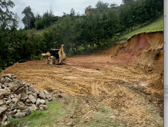 Lote, via San Vicente el Peñol, km 9 desde la zona urbana, via en proceso de pavimentacion ya con 6 kms completamente terminados.