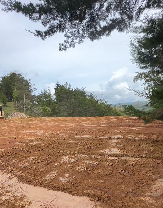 Lote, via San Vicente el Peñol, km 9 desde la zona urbana, via en proceso de pavimentacion ya con 6 kms completamente terminados.